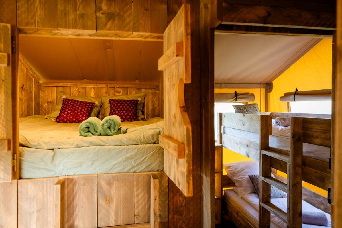 vue sur lit cabane et chambre lits superposés éco-lodges sunshine et sunset