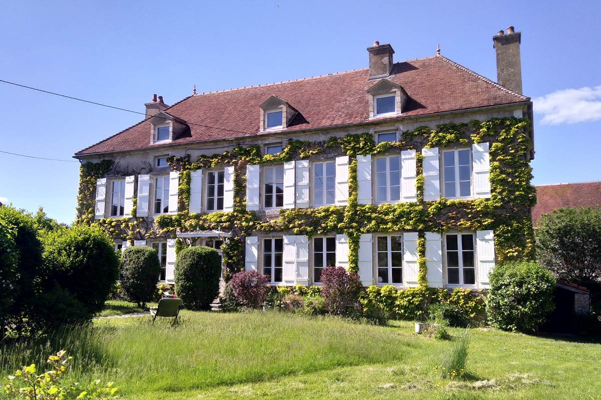 La chambre donne de ce côté de la maison