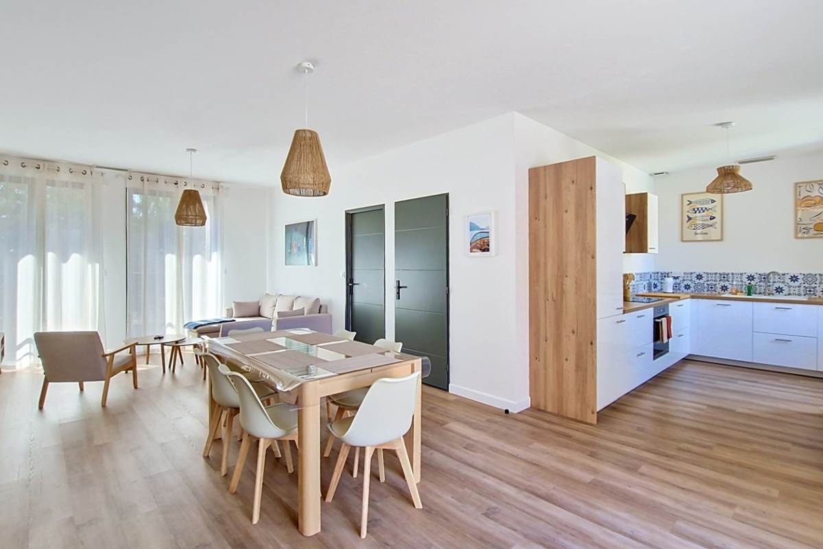 Séjour lumineux avec cuisine ouverte du gîte Le Pressoir à Montblanc dans l’Hérault