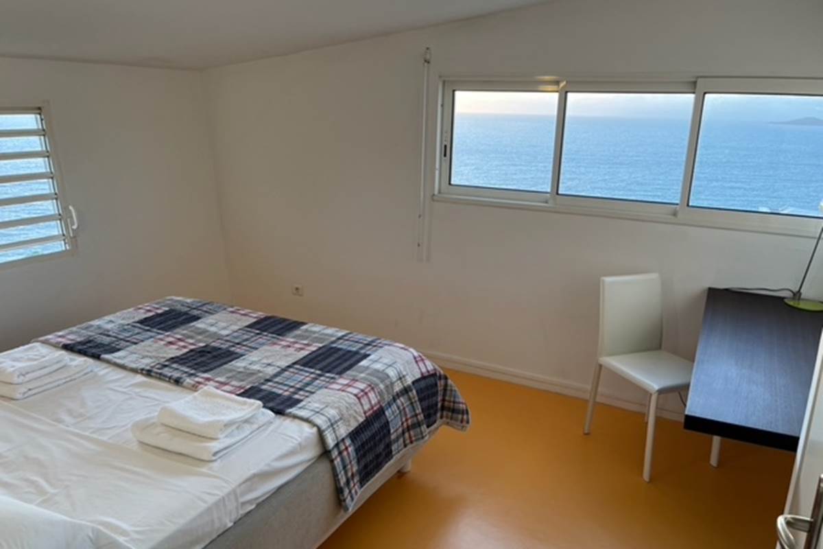 Seconde chambre à l'étage avec lit 160 x 200 et vue mer