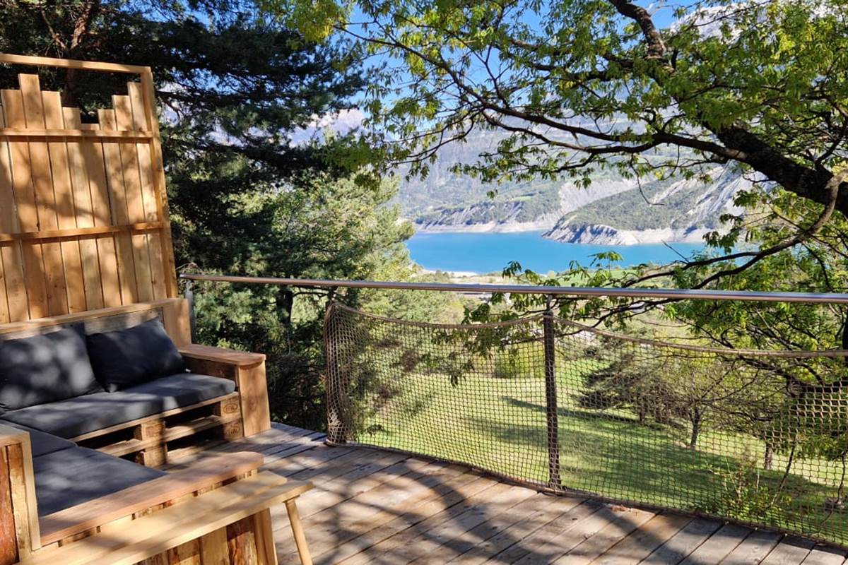 Le Bus Insolite - Salon d'extérieur avec vue sur le lac de Serre-Ponçon