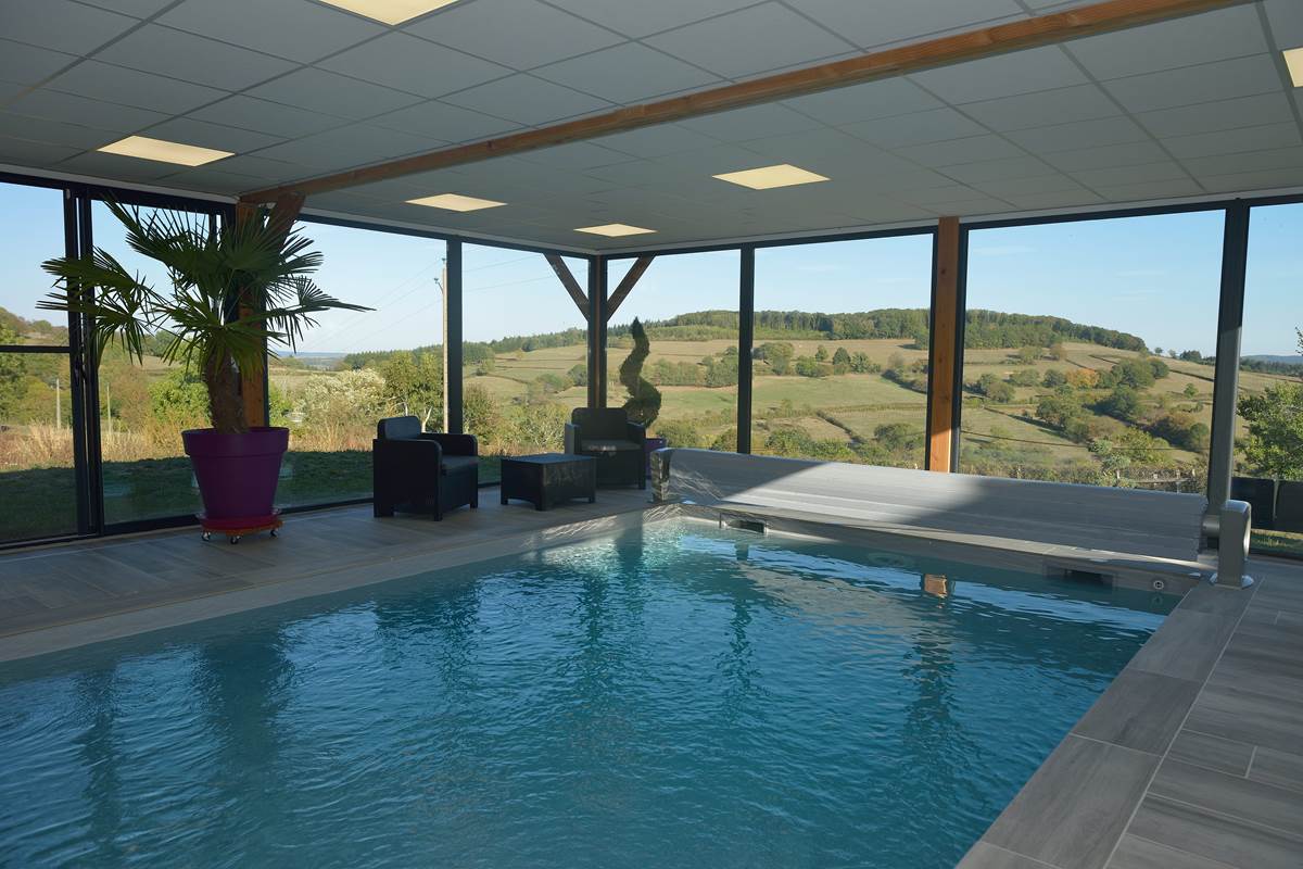 Piscine intérieure chauffée avec vue splendide sur la vallée