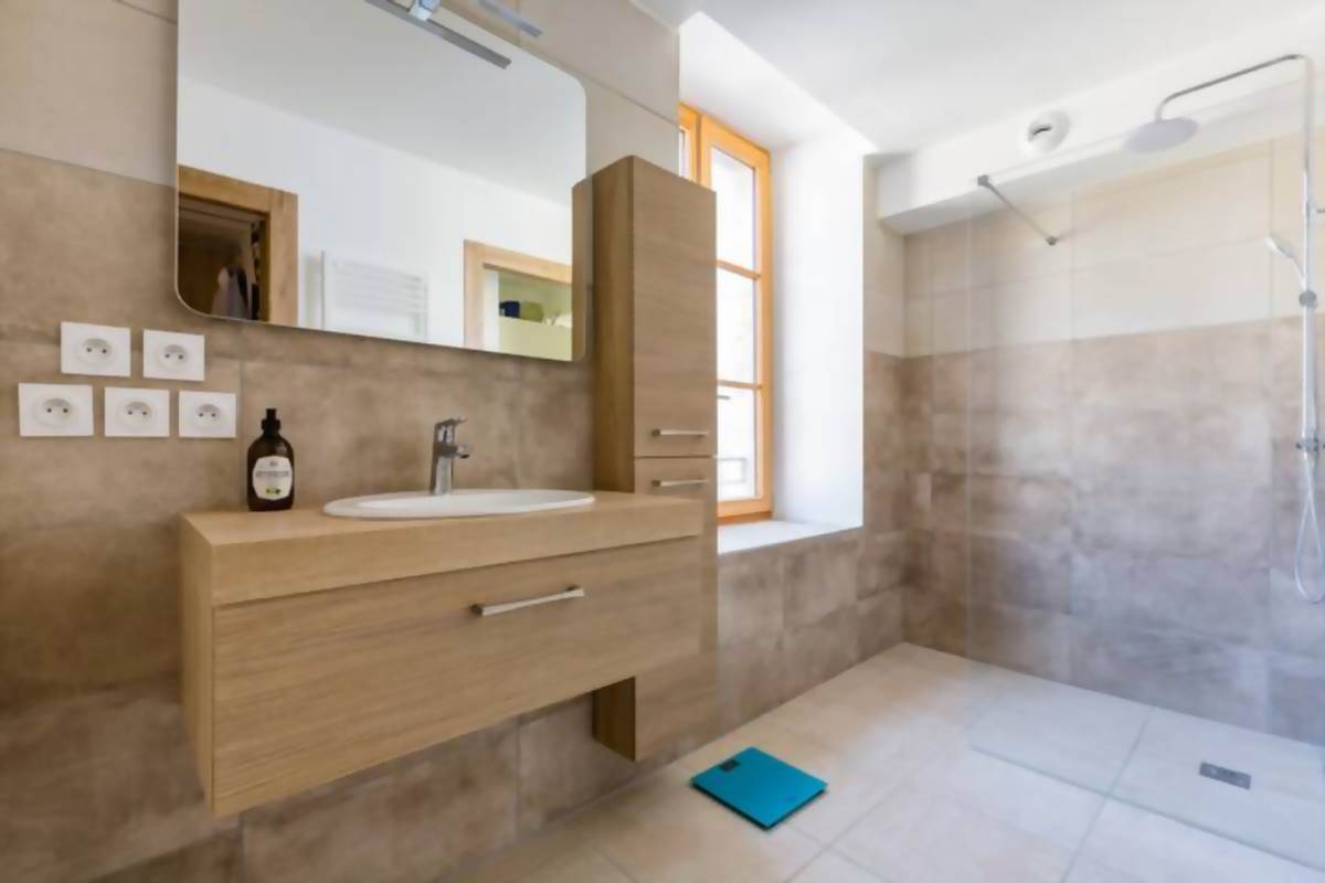 23-Le jardin de talloires-SALLE DE DOUCHE  - CHAMBRE 1