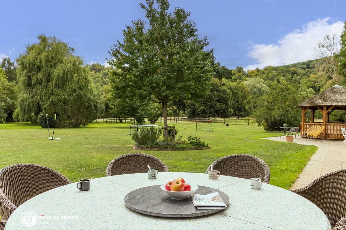 La terrasse des chambres d'hôtes et sa vue imprenable sur le parc