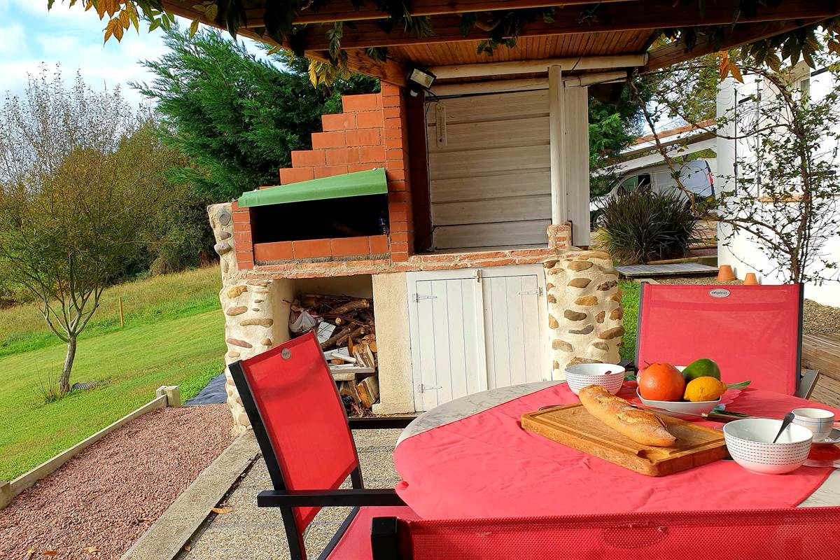 Terrasse sud avec barbecue