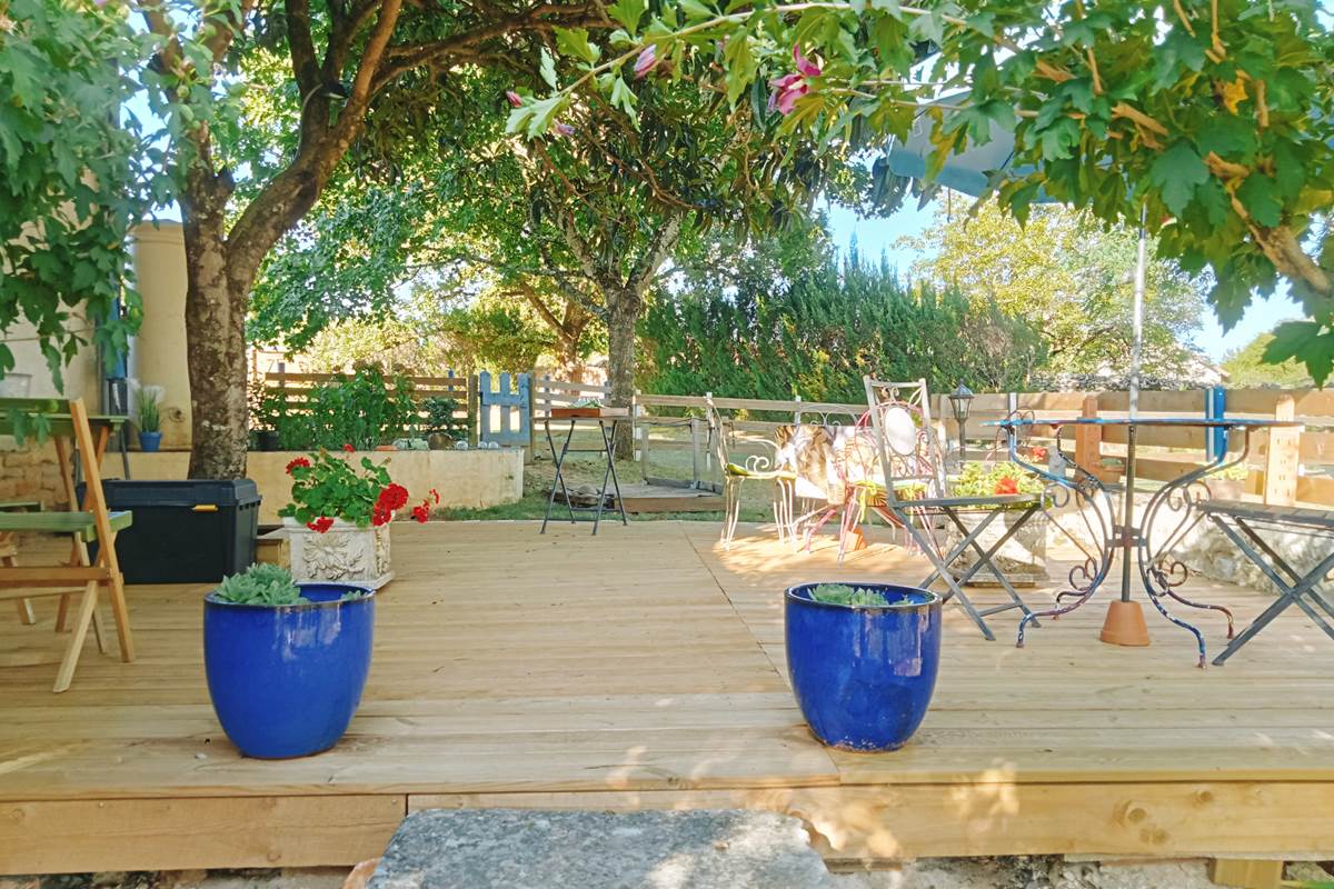 La terrasse pour petit déjeuner et diner