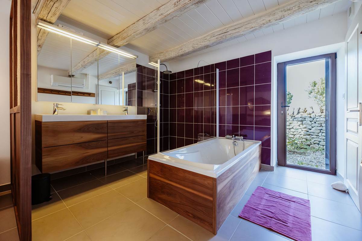 Le Chai Roudoudou, salle de bain, baignoire, double vasques, douche à l'italienne