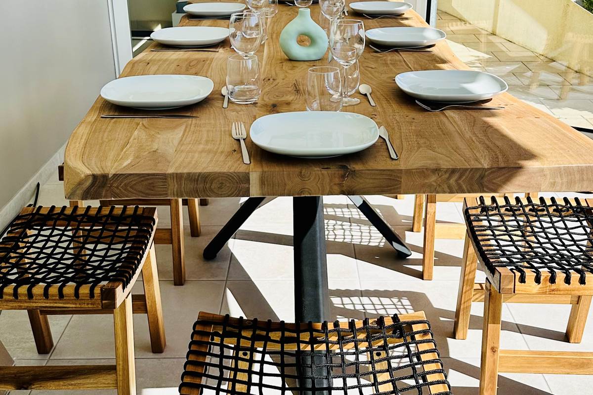 8 à 10 personnes autour de la table