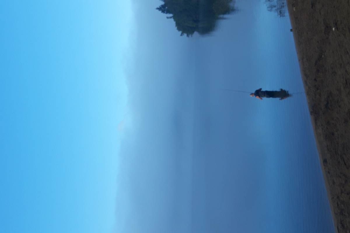 Levée du jour sur lac Isarless dans les monts d'Ardèche à 1h10 du gîte familial et de regroupement d'amis en ardèche rhone alpes de 16  à 24 personnes.