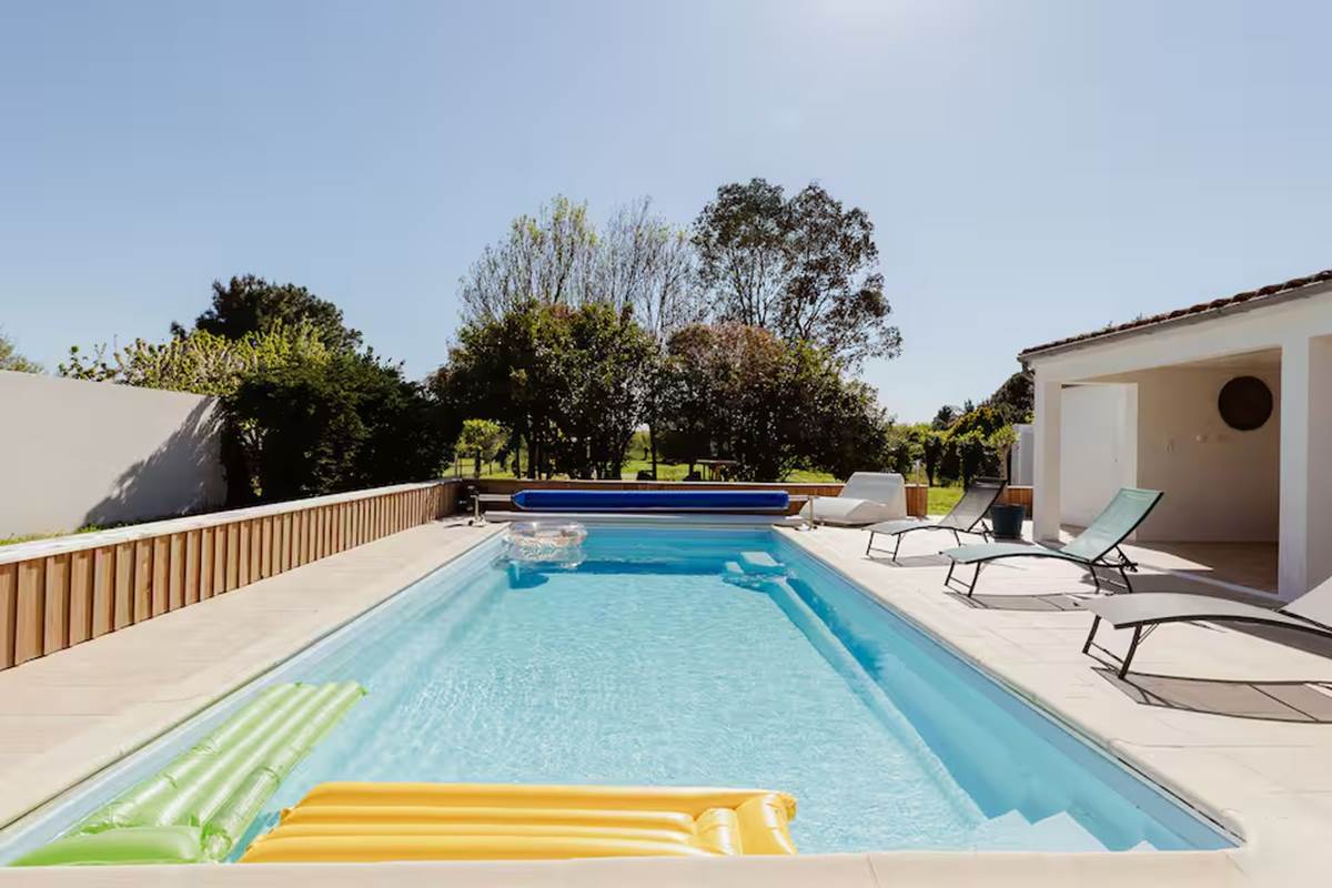 Espace détente avec piscine et transats – location villa sur l’île d’Oléron