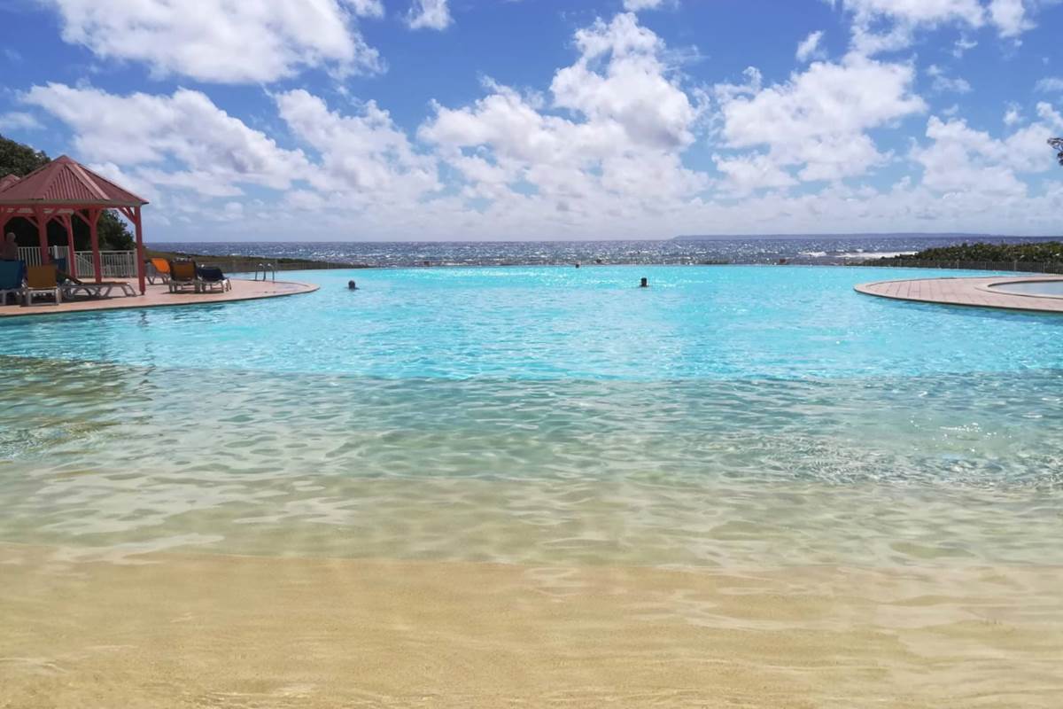 Piscine à débordement vue mer