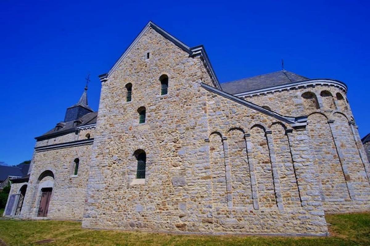 La jolie église de Xhignesse classée au Patrimoine Majeur de Wallonie jouxte le gîte