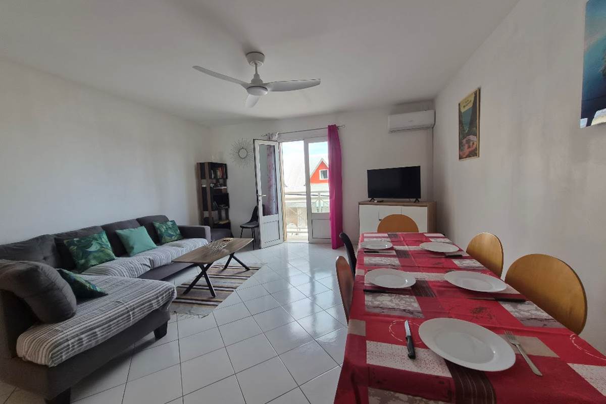 T3 séjour, TV, climatiseur et ventilateur