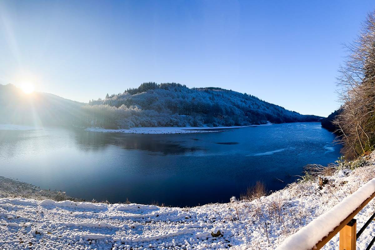 Vue enneigée sur le lac des Bariousses