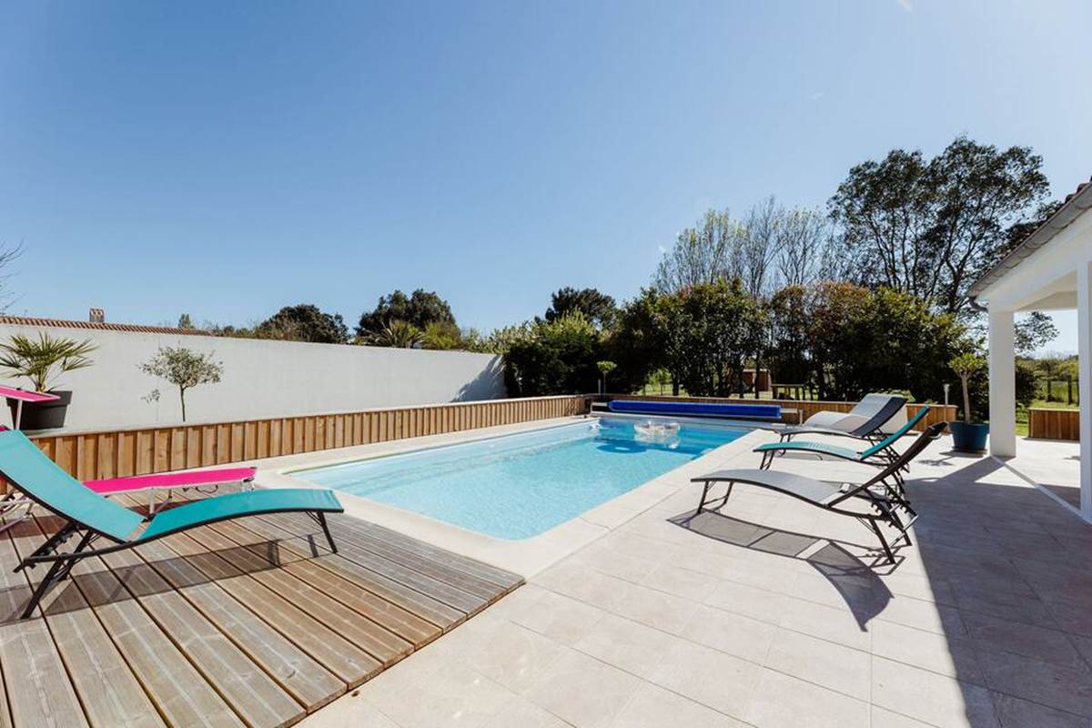 Espace détente avec piscine et transats – location villa sur l’île d’Oléron