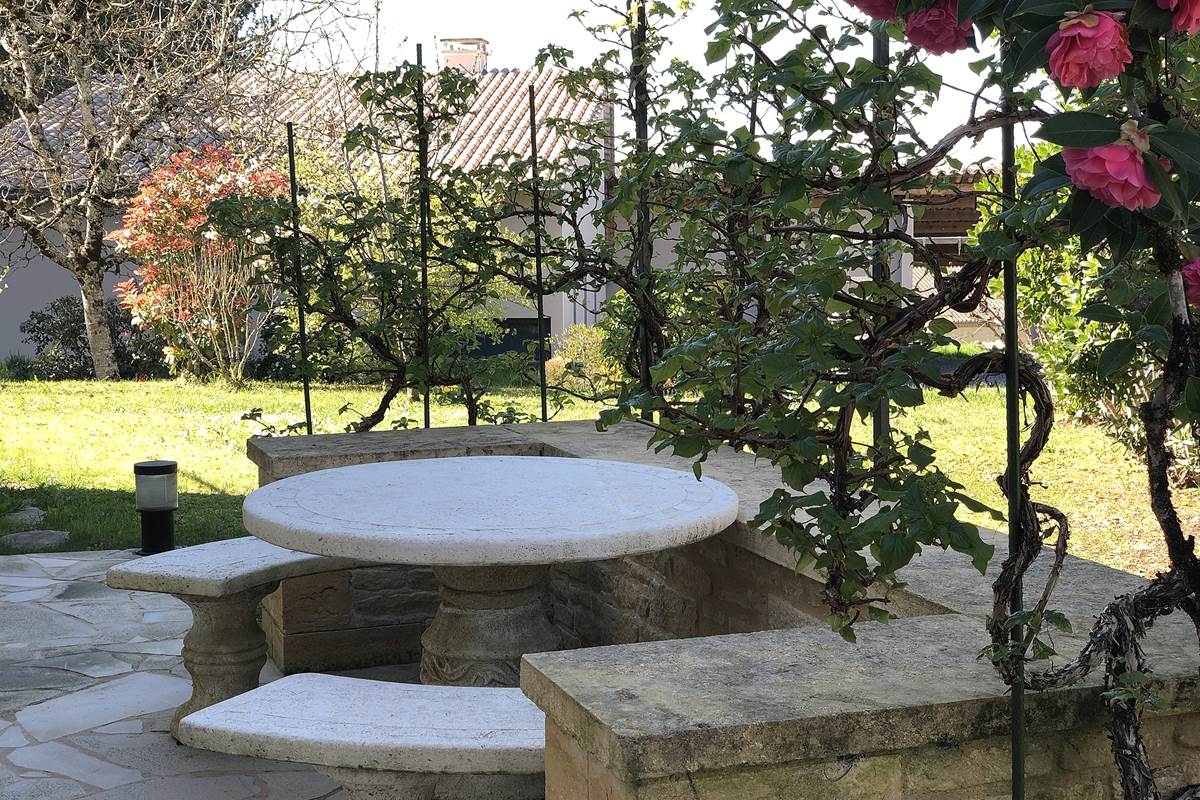 la terrasse sous la tonnelle