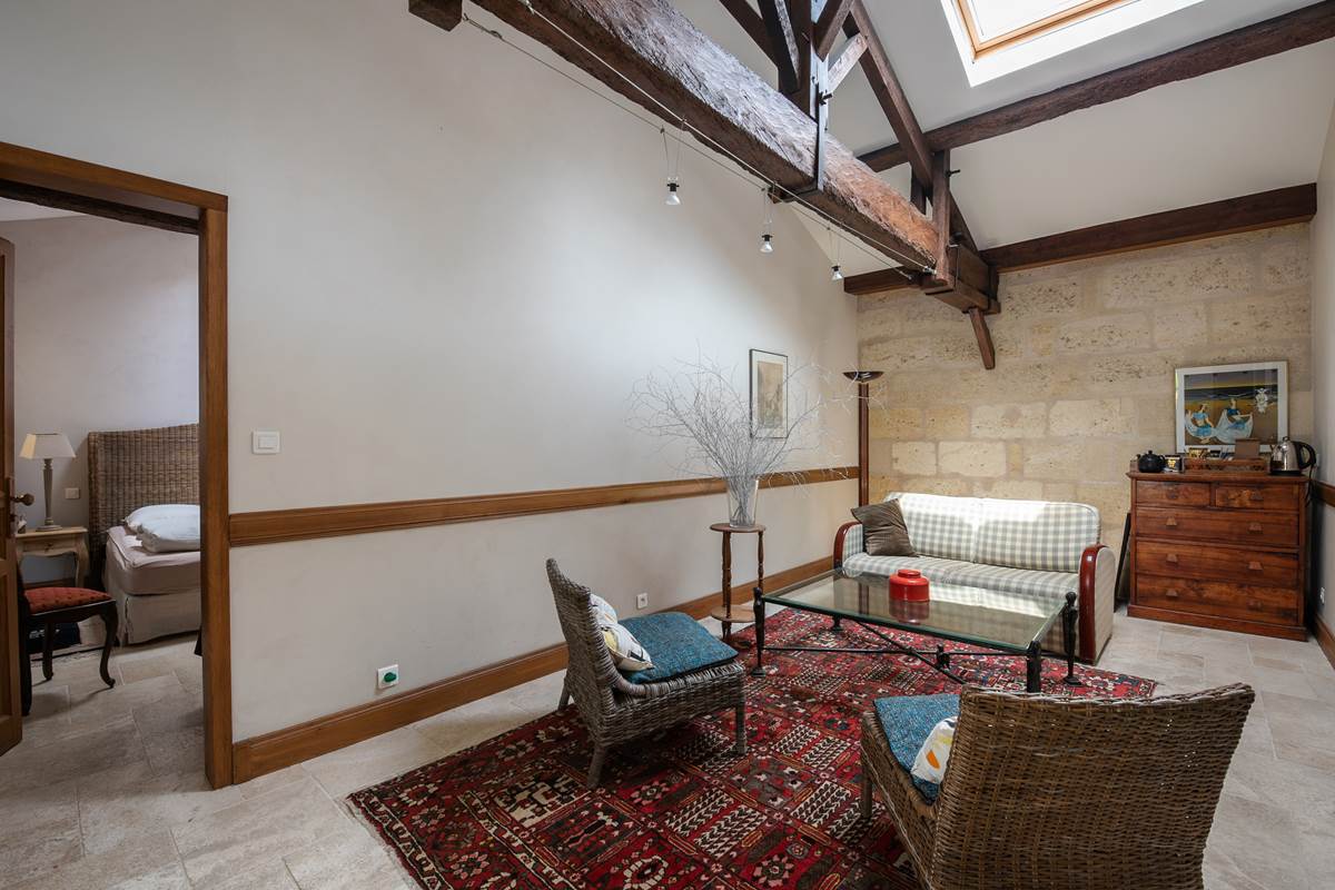 Chambre lit double, rez de chaussée, salle de bain privative, vue jardin et rivière, vignoble, chambres d'hôtes