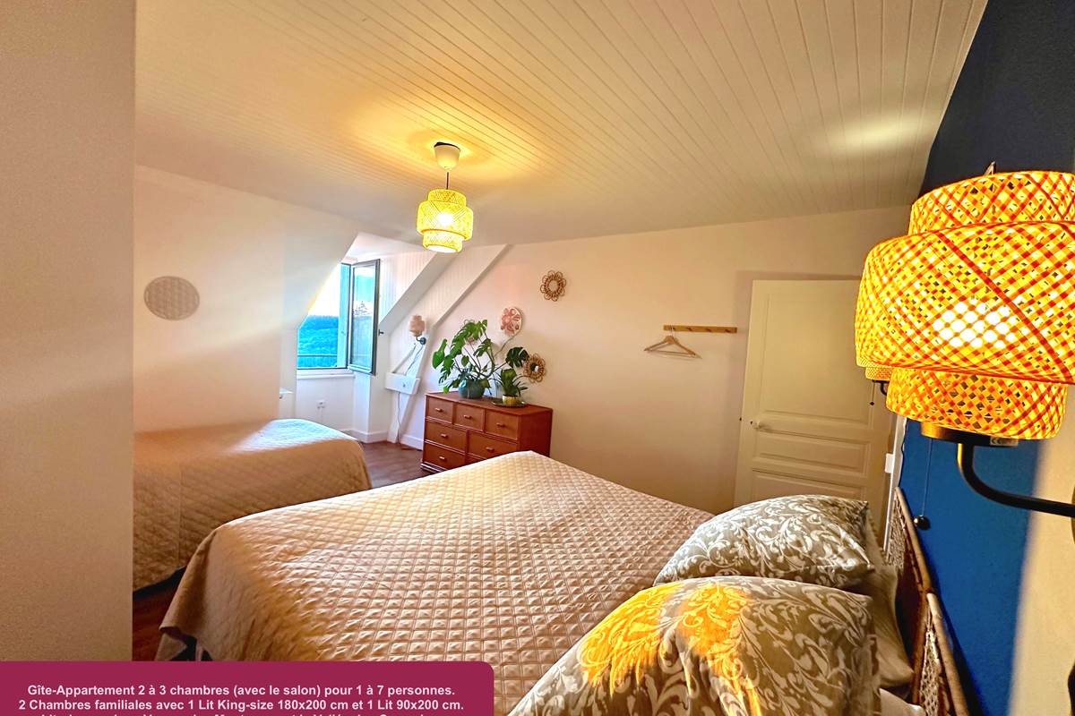 Chambre familiale Lit King-size 180x200 cm et Lit 90x200 cm. Vue sur les Montagnes et la Vallée des Cascades plein Ouest.