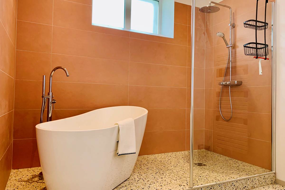 location vacances meublé 2 chambres proche thermes de Rochefort -  grande salle de bain avec baignoire et douche
