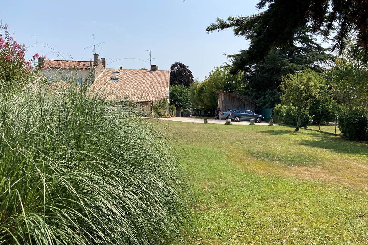 Un jardin clos, arboré, explosé Sud-Ouest de 1800m2