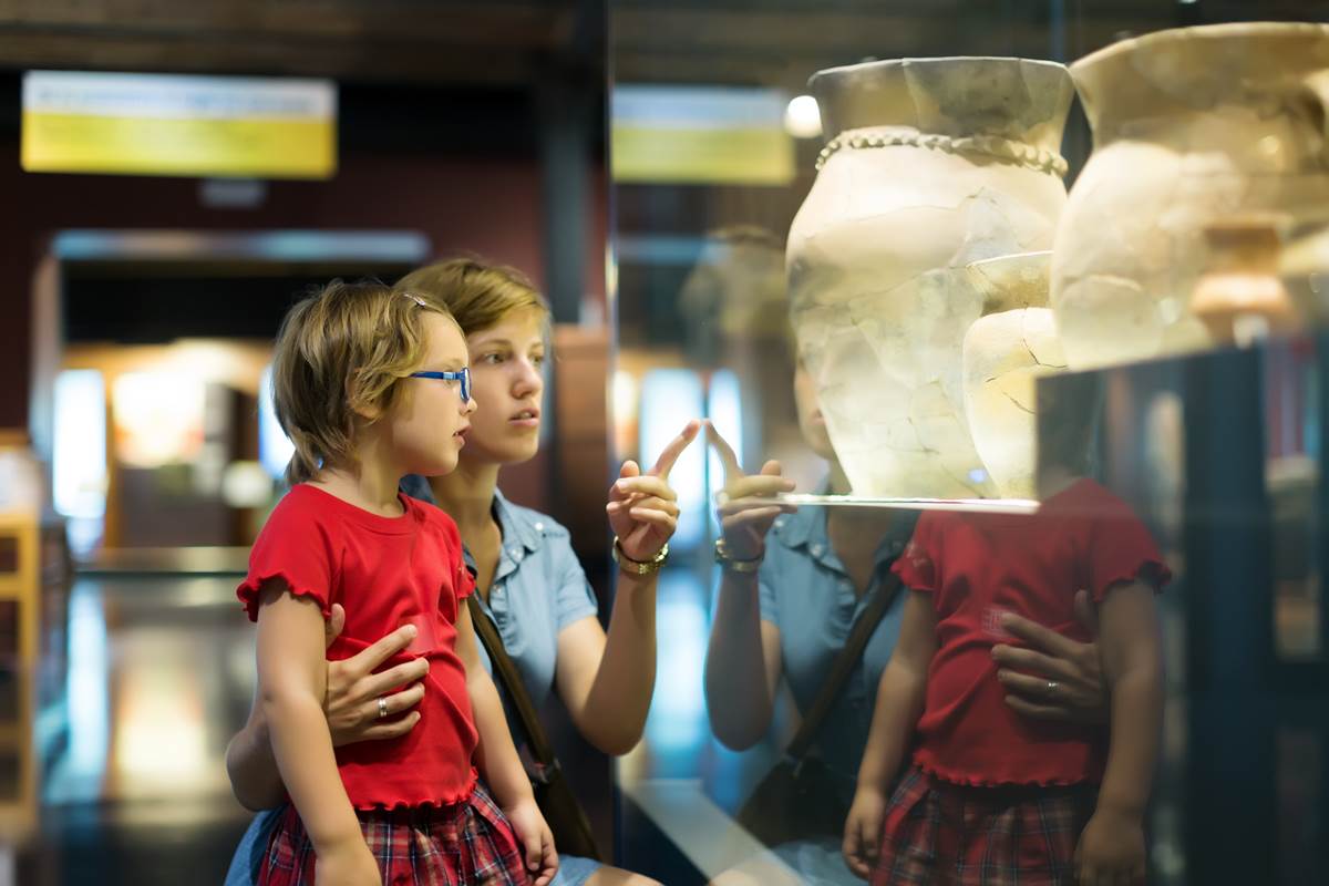 mother-child-looking-old-amphores-museum
