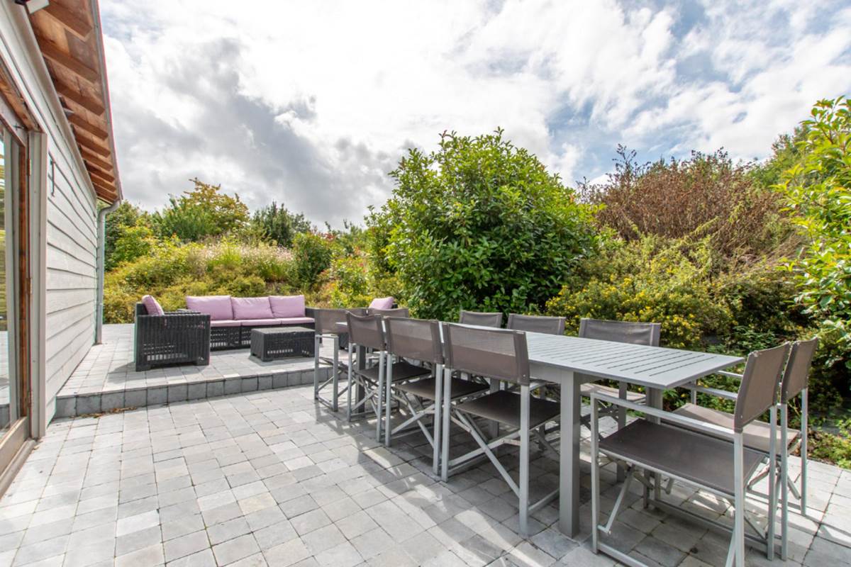 Bramley : vaste terrasse pour apéro convivial