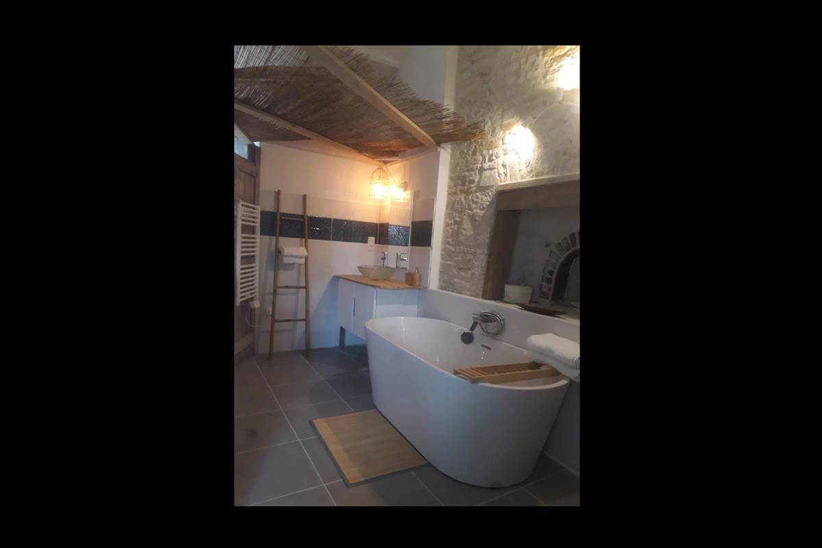 Salle de bain ouverte - baignoire ilot, sèche-serviettes