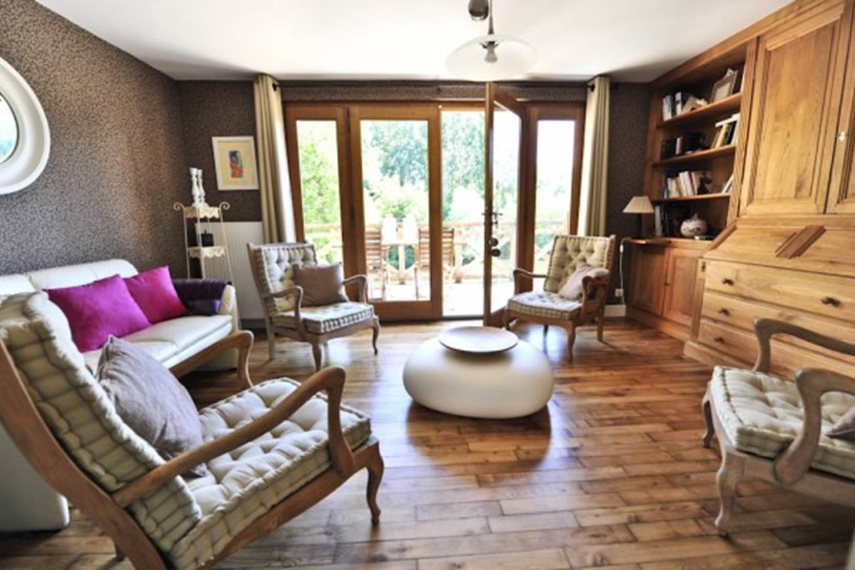 Salon avec balcon sur la Dordogne
