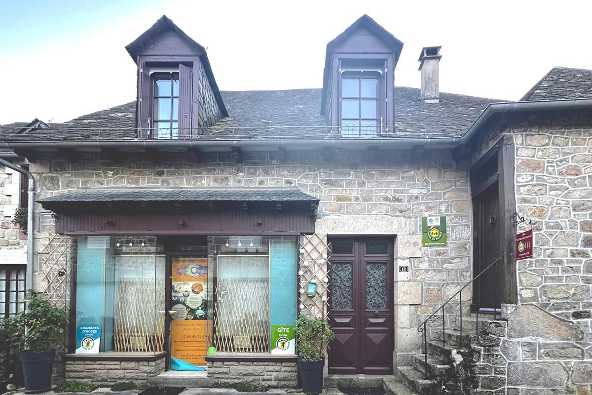 "Le Chant des Sources" : un Gîte-Appartement 1 à 7 personnes et un Gîte-Maison 1 à 4 personnes. Pouvant être loués ensemble. Salle de stage en option.