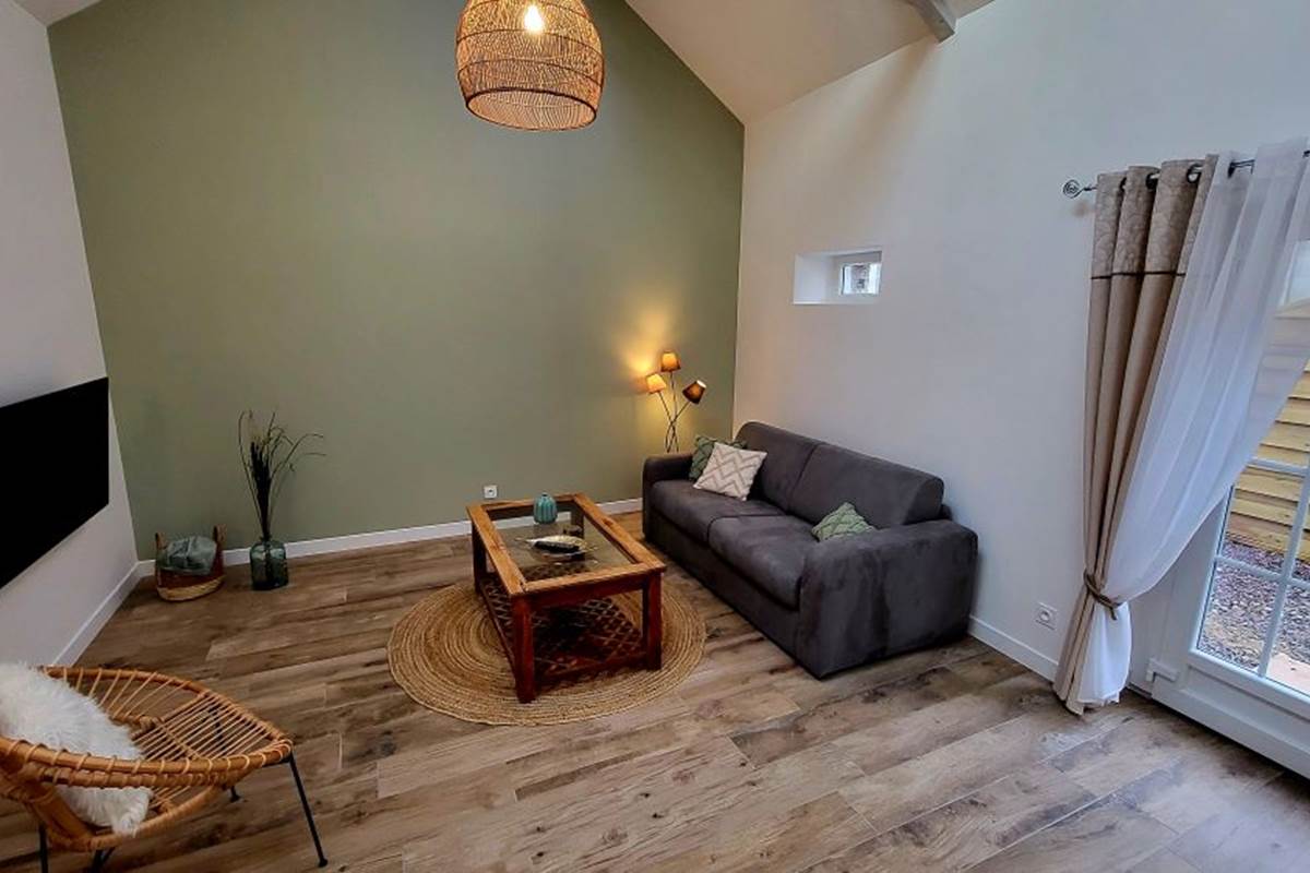Le salon avec ses fauteuils et son canapé 3 places