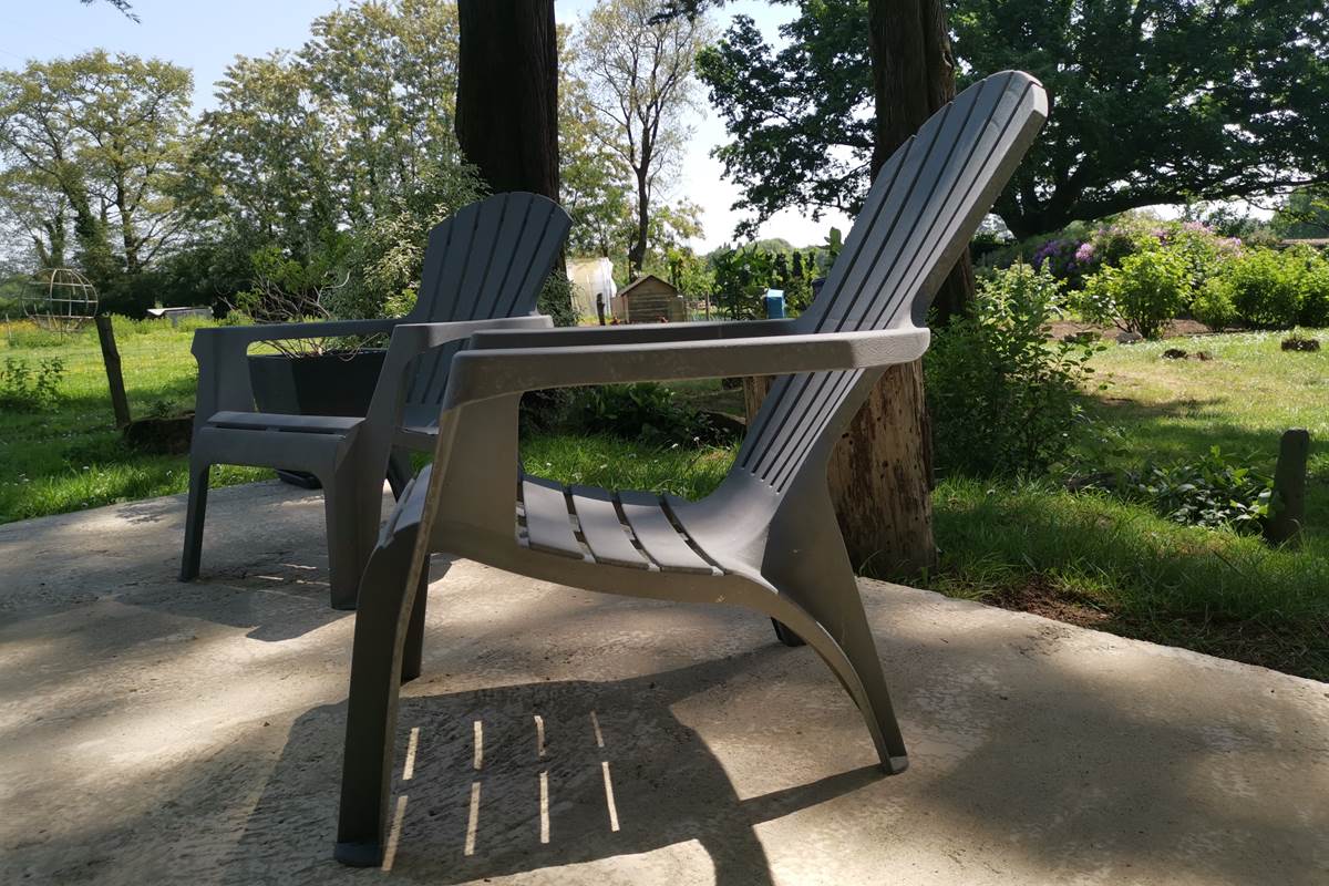 détente sur la terrasse de la chambre d'hôtes, moulin de la Retardière, Orvault proche Nantes