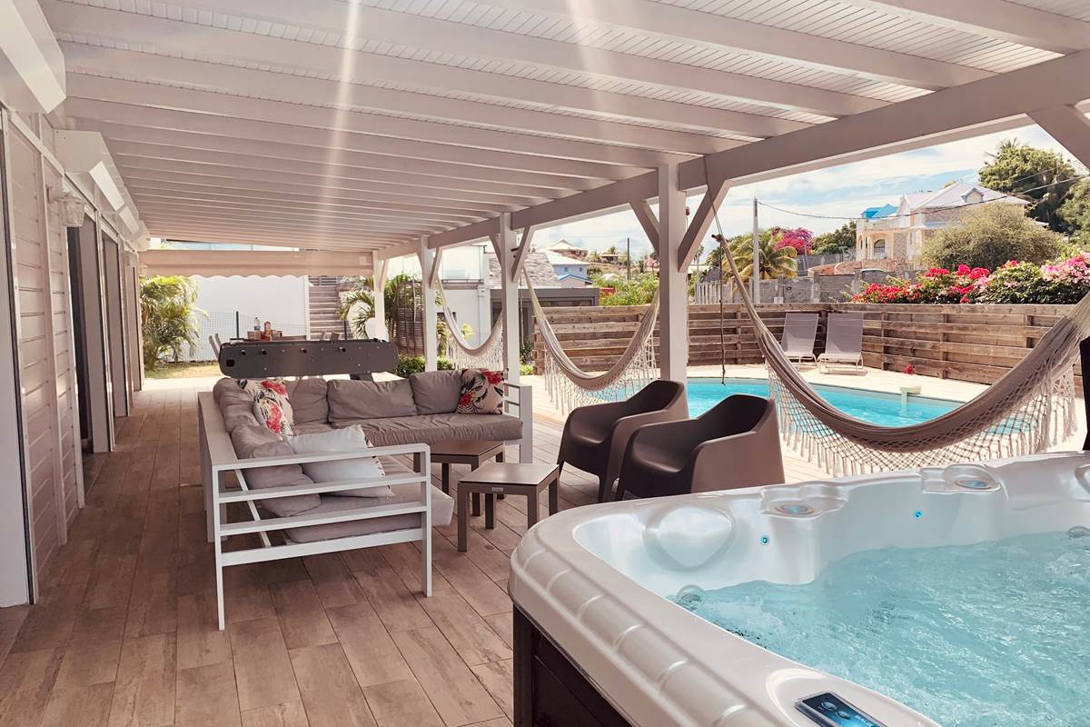 Jacuzzi, salon extérieur et Baby-foot