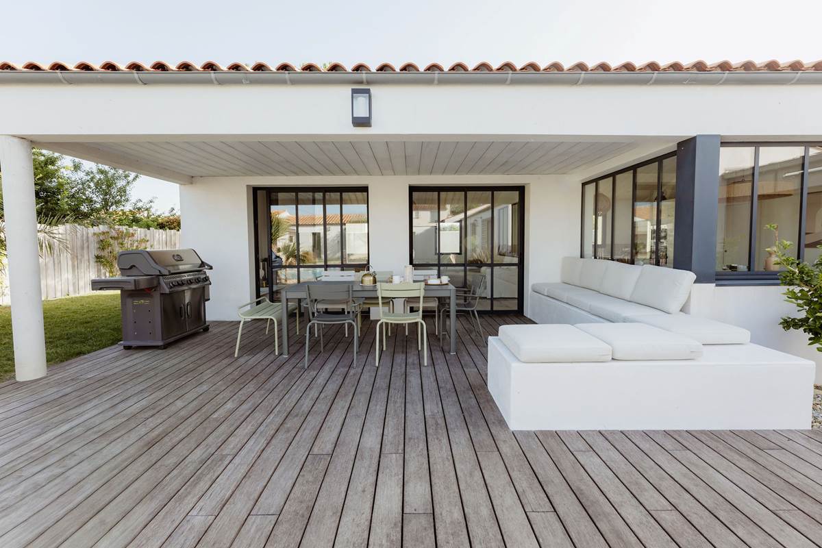 Villa Bleu Baya terrasse table à manger barbecue