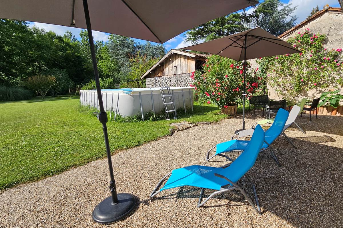 piscine-7x4m-hors-sol-gite-chambres-hotes-les-deux-chenes-transats-parasols