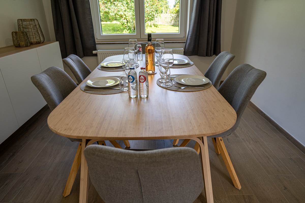 Salle à manger, vue sur le jardin