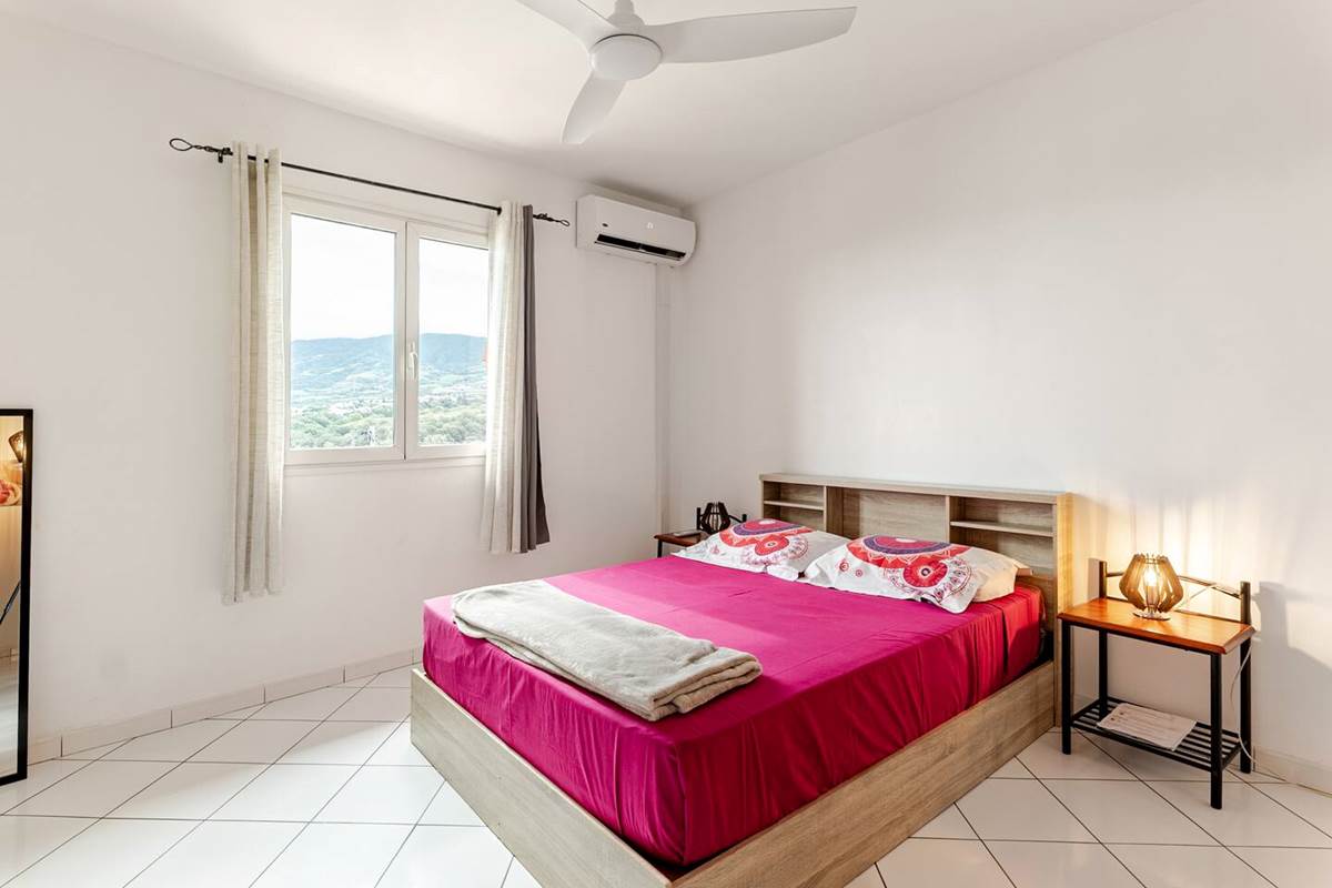 Chambre sur impasse, climatiseur , ventilateur, lit 2 places