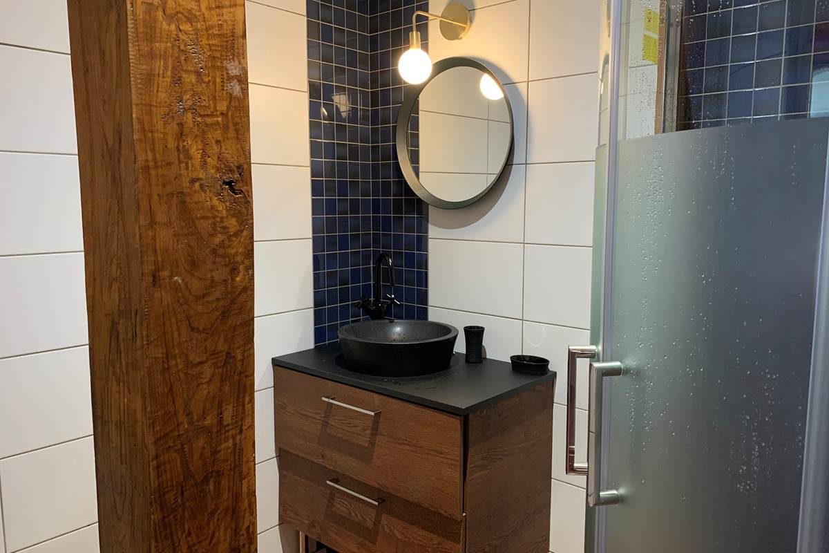 Douche fonctionnelle et espace privatif pour plus de confort dans notre gîte rural en Hauts-de-France, à proximité du Pays des 7 Vallées.