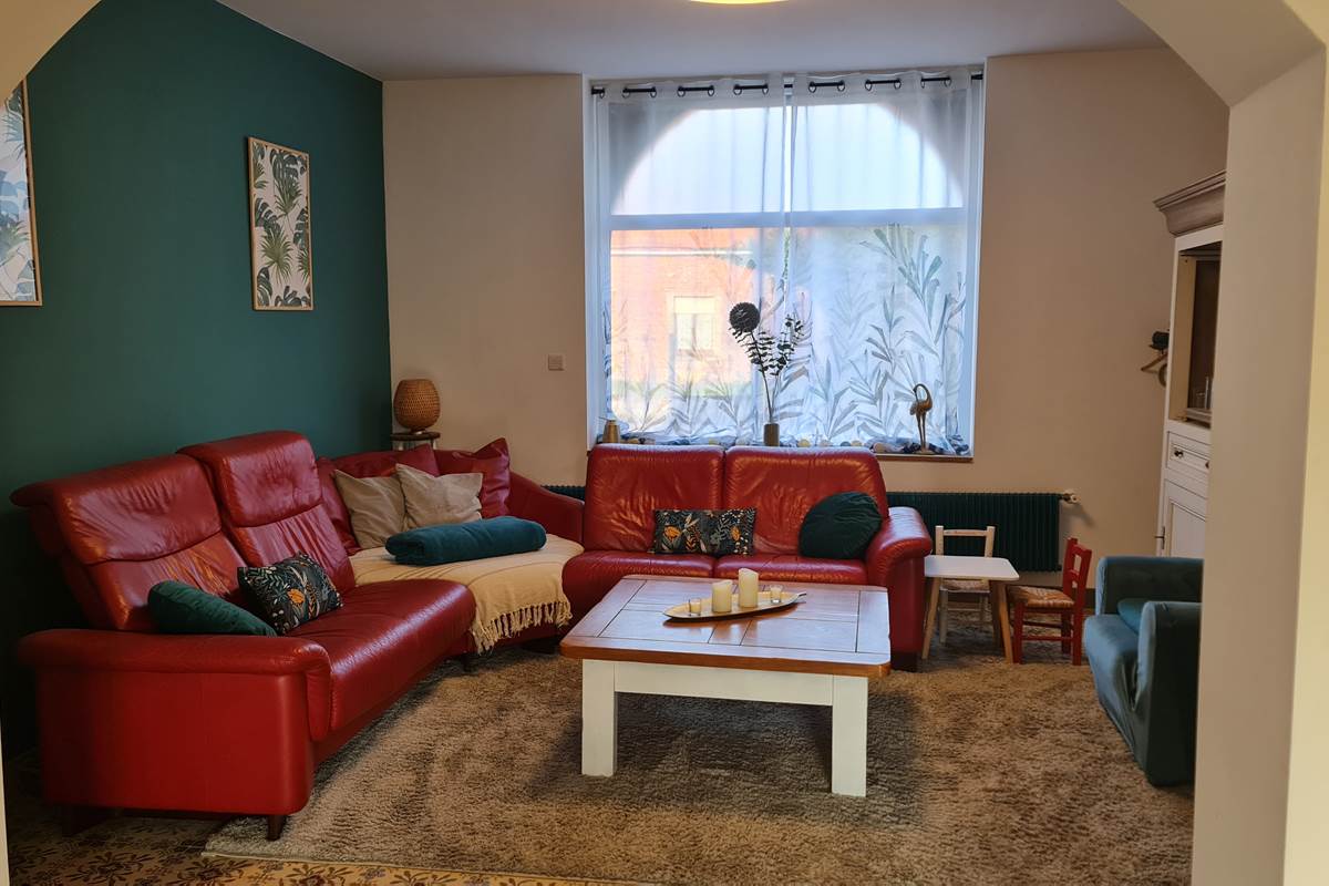 Un grand salon où tout le monde peut s'asseoir confortablement