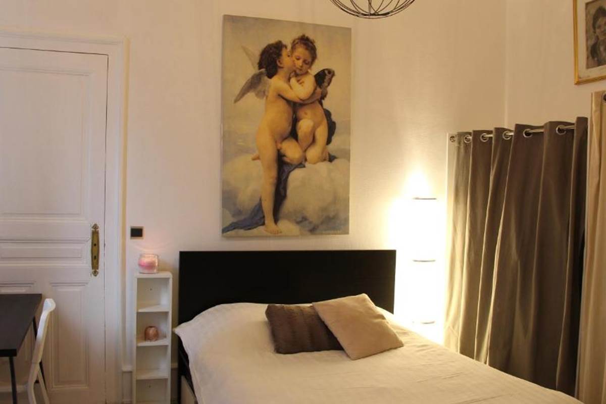 CHAMBRES-GUEBWILLER-Chambre-Double-avec-Salle-de-Bains-Privative-Séparée-2-personnes-La-Chambre