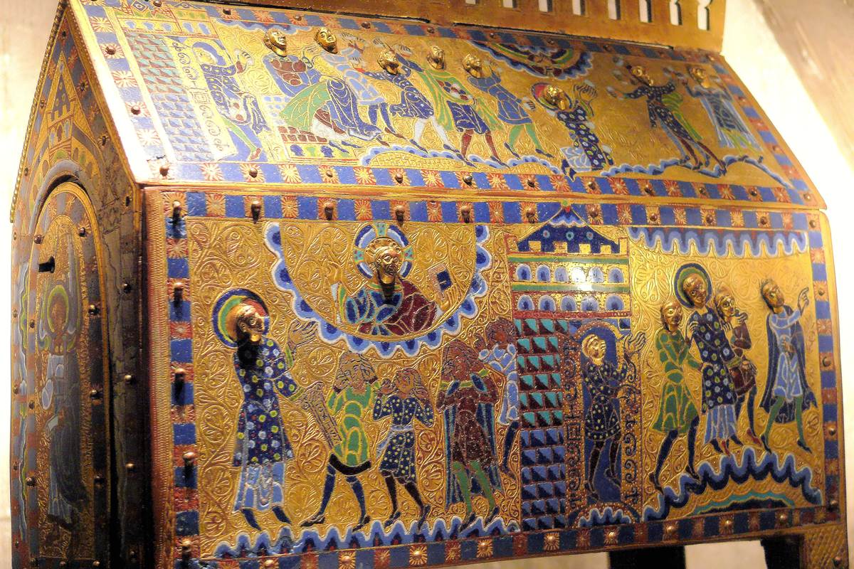 Chasse-reliquaire consacrée à Saint-Etienne (XIIème), en émaux de Limoges, faisant partie du Trésor de Gimel-les-Cascades (19), dans la crypte de l'église St-Pardoux (XIIIème et XVème s.).