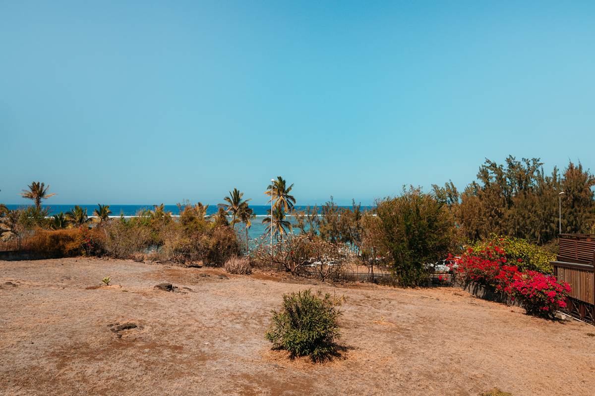 Vue de la terrasse sur la plage à 2 min à pied 100m