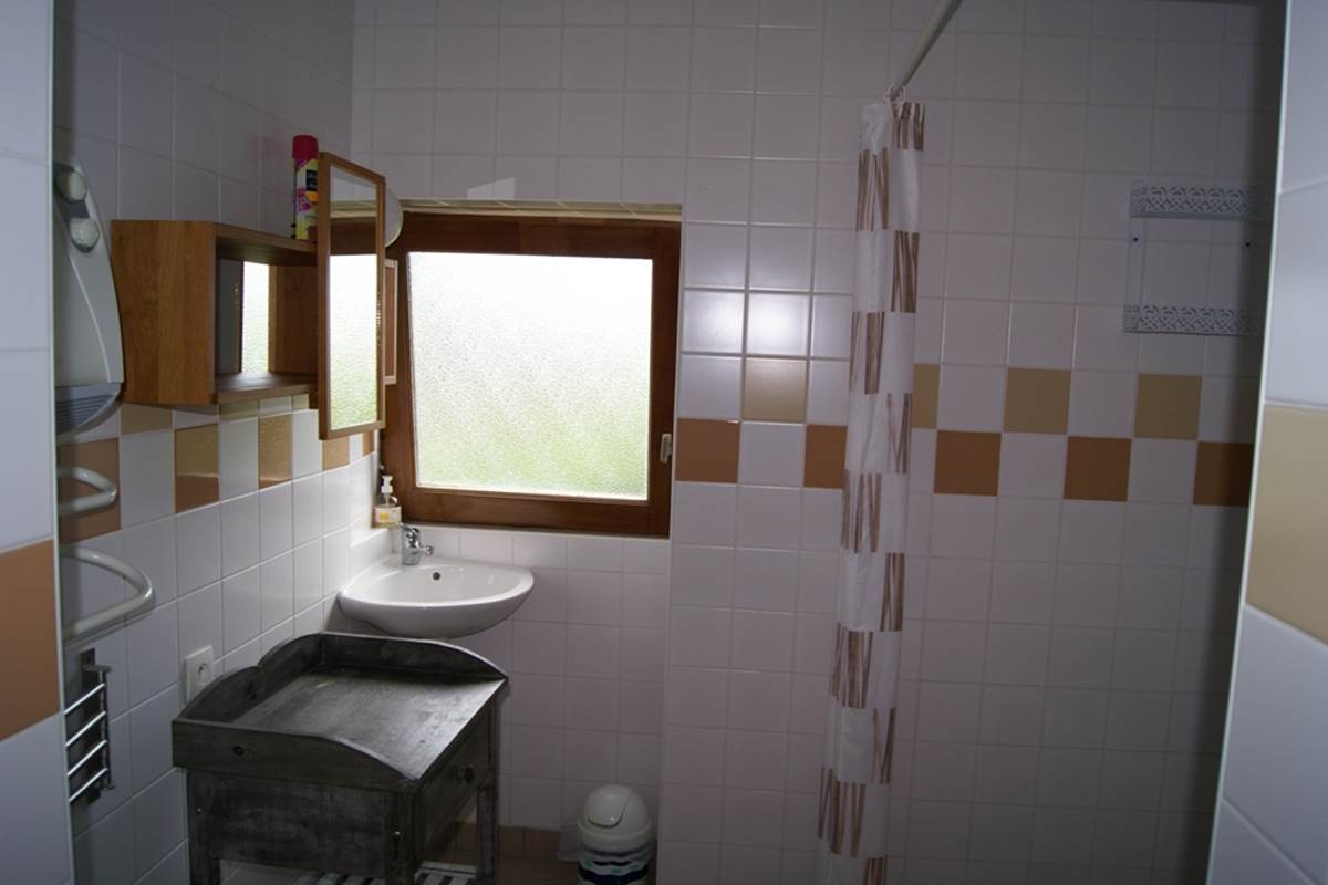 Chapiteau salle d'eau lavabo et douche