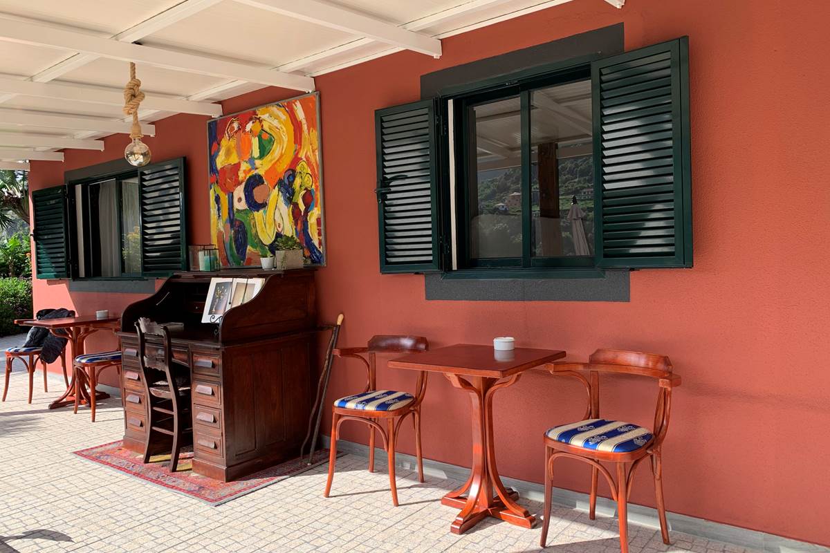 Espace pique-nique privatif pour boire et manger a l'abris devant chaque chambres - Private picnic area for drinking and eating in the shelter in front of each room