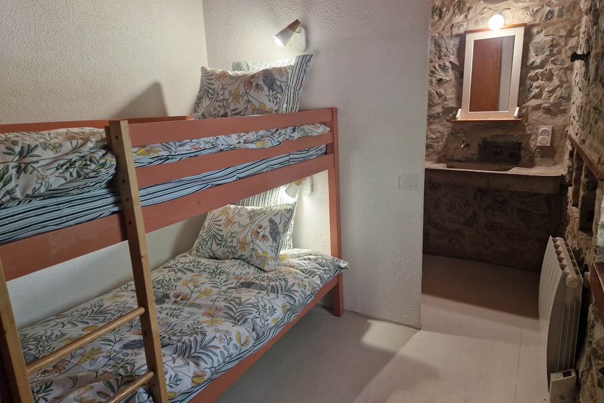 Chambre lits superposés avec lavabo et WC