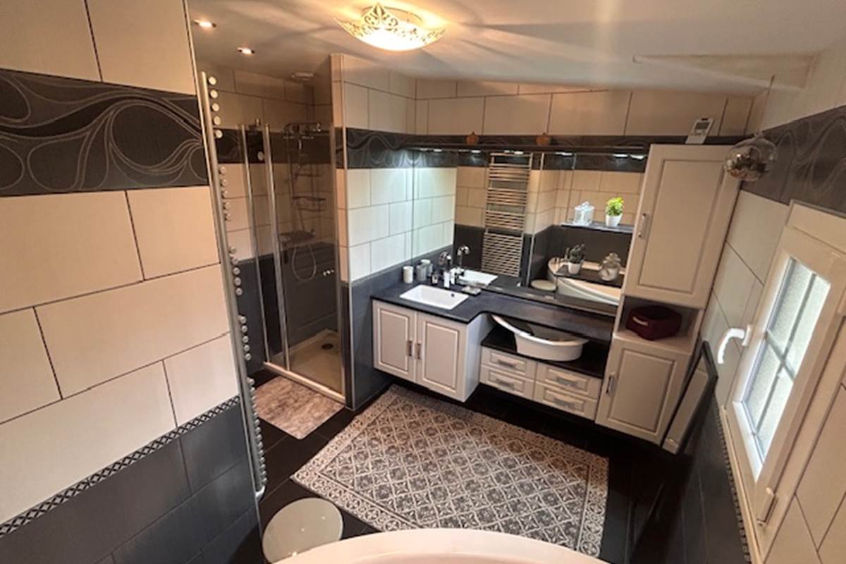 SDB rez de chaussée douche et baignoire