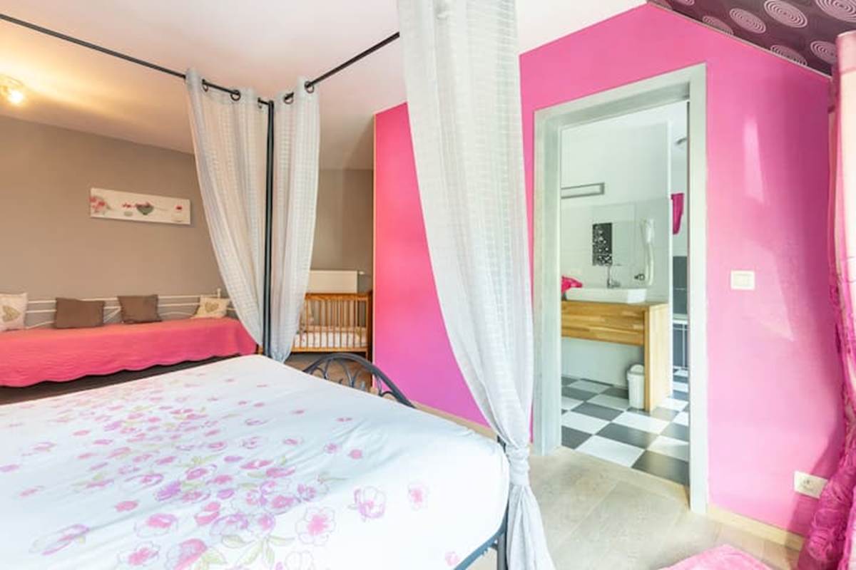 La chambre Fuschia est spacieuse