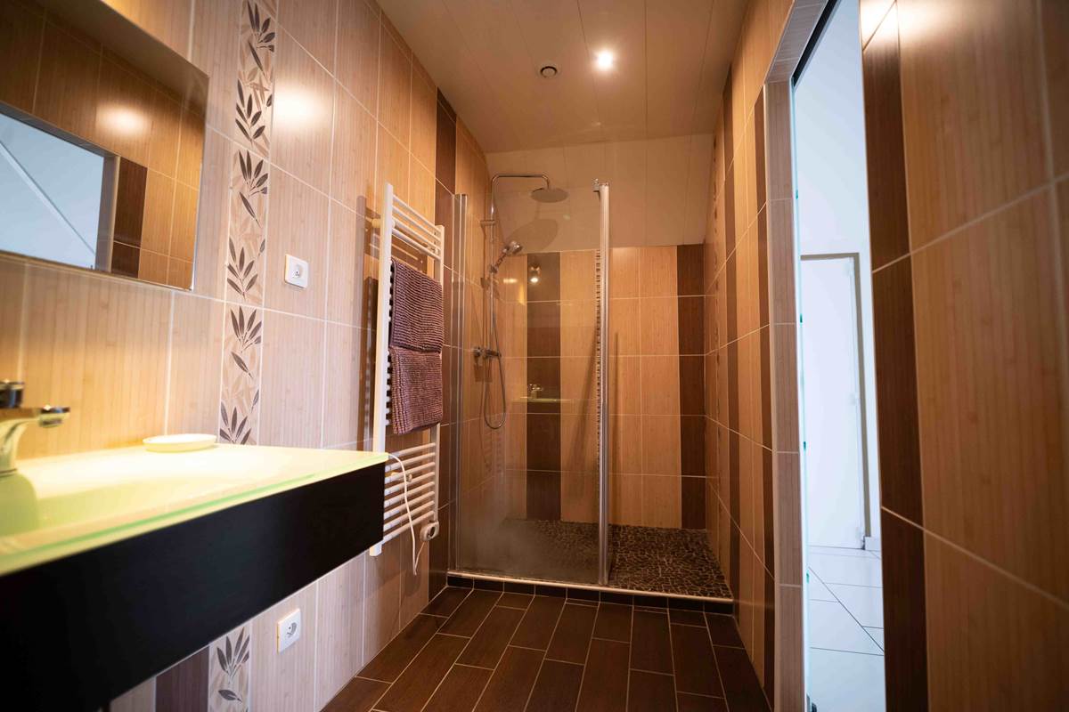 SDB avec douche  à l'étage