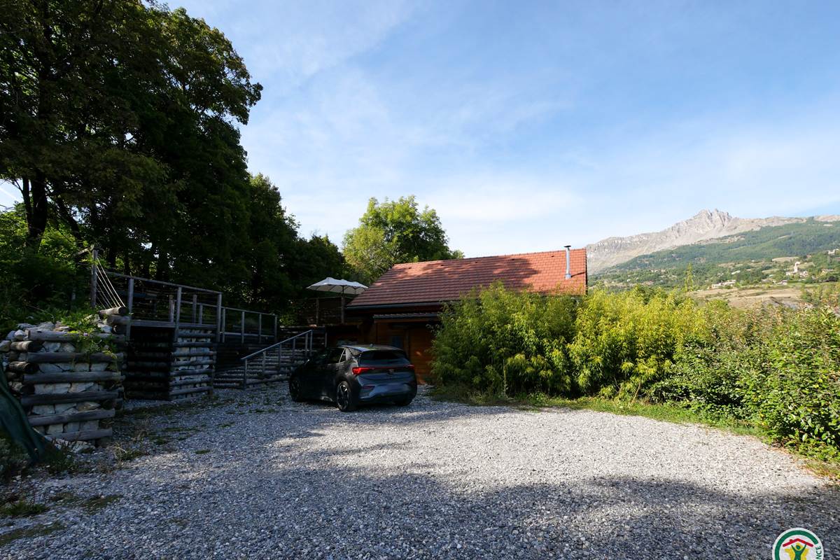 Grand parking au pied du Gîte