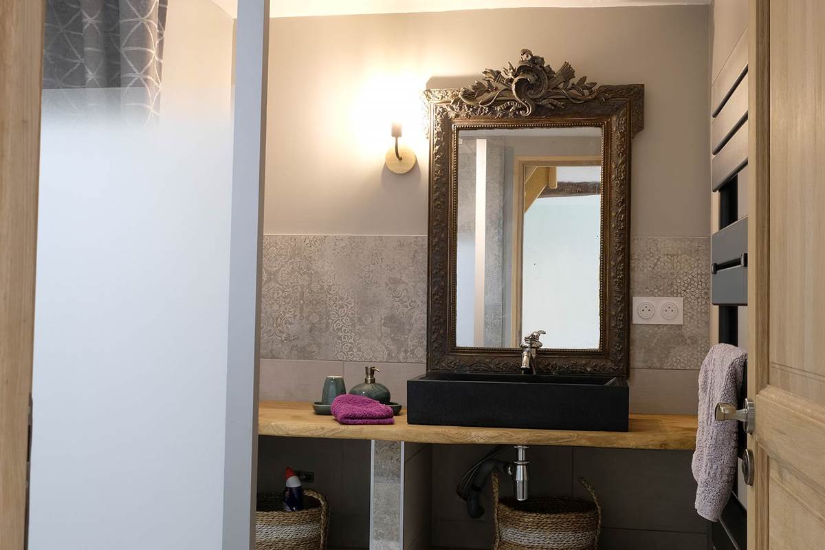 Salle de bain raffinée du gîte de charme en Touraine, avec matériaux élégants et ambiance apaisante