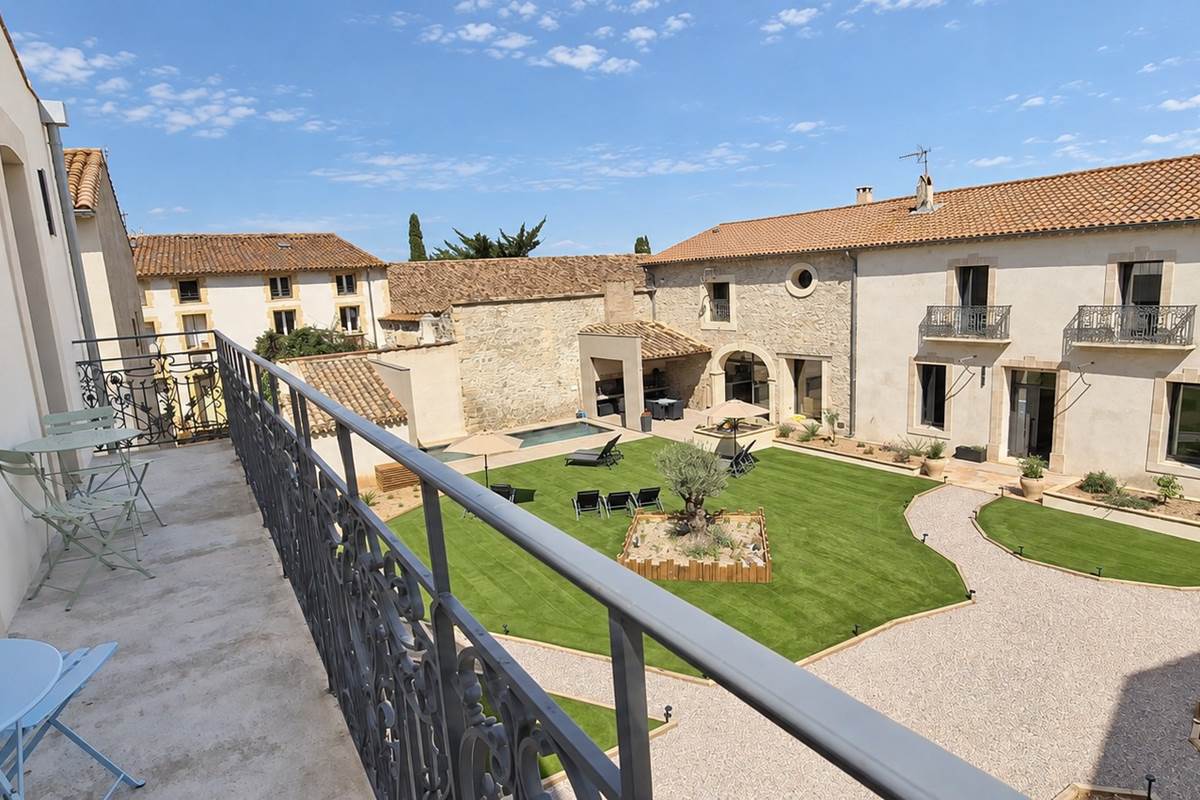 Vue sur le jardin depuis le balcon du gîte Le Ramonetage